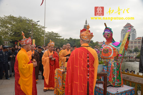 厦门南普陀寺水陆大斋胜会内坛举行发符、悬幡仪式(图31) 厦门南普陀寺水陆大斋胜会内坛举行发符、悬幡仪式(图31)