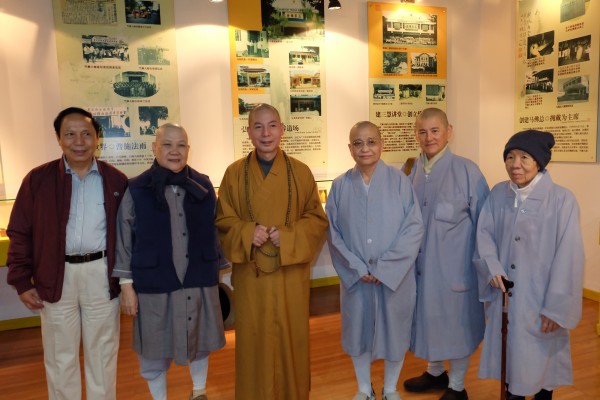 马来西亚竺摩法师的大弟子观音堂住持释文贤、释继仁教授一行来能仁寺朝礼(图1)