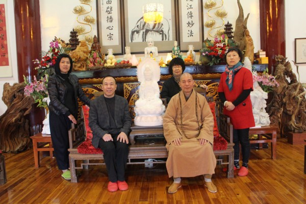 乐清市委统战部张连钱副部长陪同香港陈松青先生一行到雁荡山能仁寺拜访(图1)