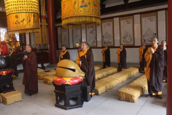 雁荡山能仁寺全体僧众举行了一年一度的扫塔上供祭祖法会(图4)
