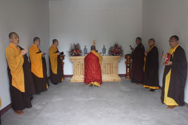雁荡山能仁寺全体僧众举行了一年一度的扫塔上供祭祖法会(图5)