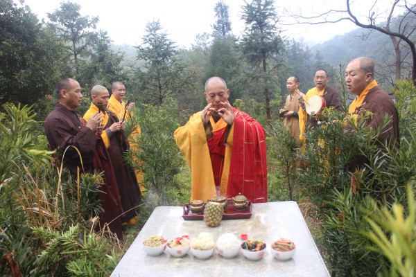 雁荡山能仁寺全体僧众举行了一年一度的扫塔上供祭祖法会(图8)