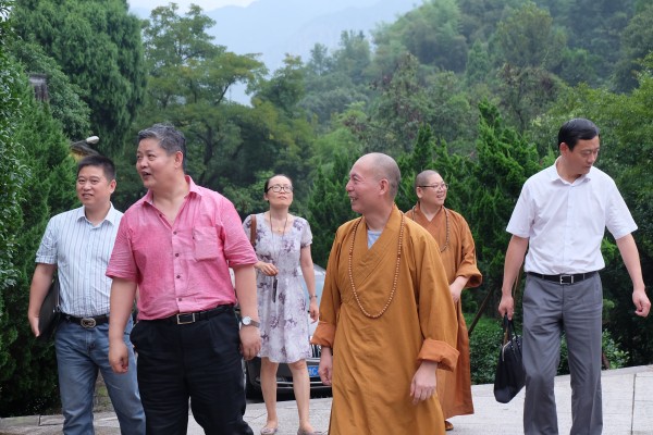 国家宗教局王健司长莅临温州雁荡山能仁寺调研(图1)