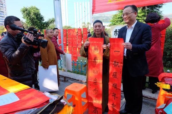 乐清市佛协组织部分法师为乐清市民送春节祝福活动(图12)