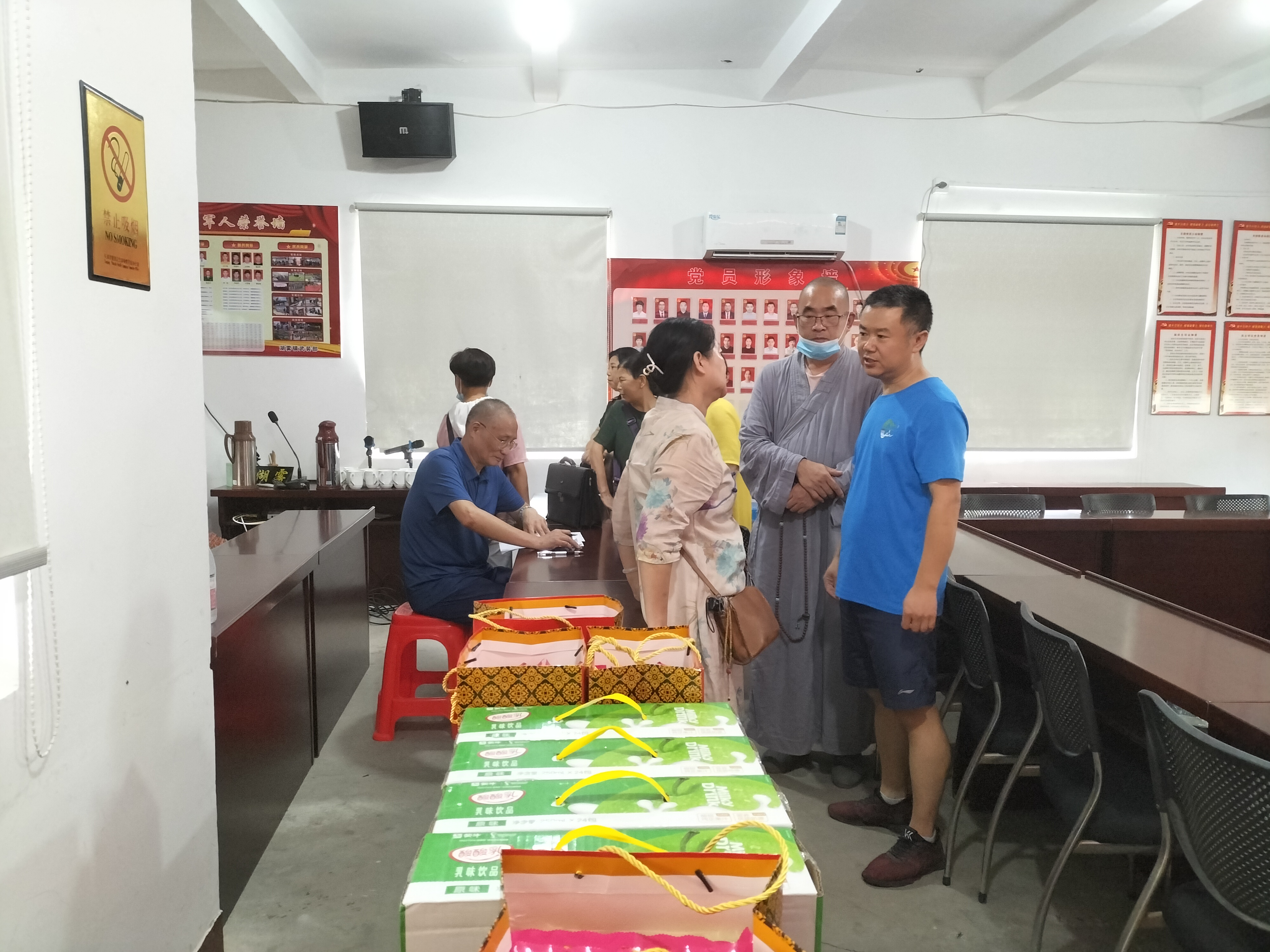 雁荡山能仁寺和乐清能仁爱心群开展“爱满人间”暑期慈善贫困助学慰问活动(图1)